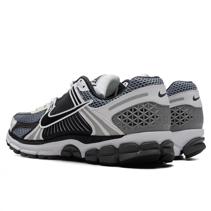 Zoom Vomero 5 SE SP - Dark Grey/Black/White/Sail