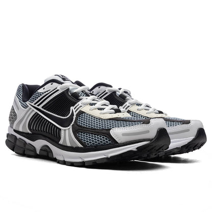 Zoom Vomero 5 SE SP - Dark Grey/Black/White/Sail